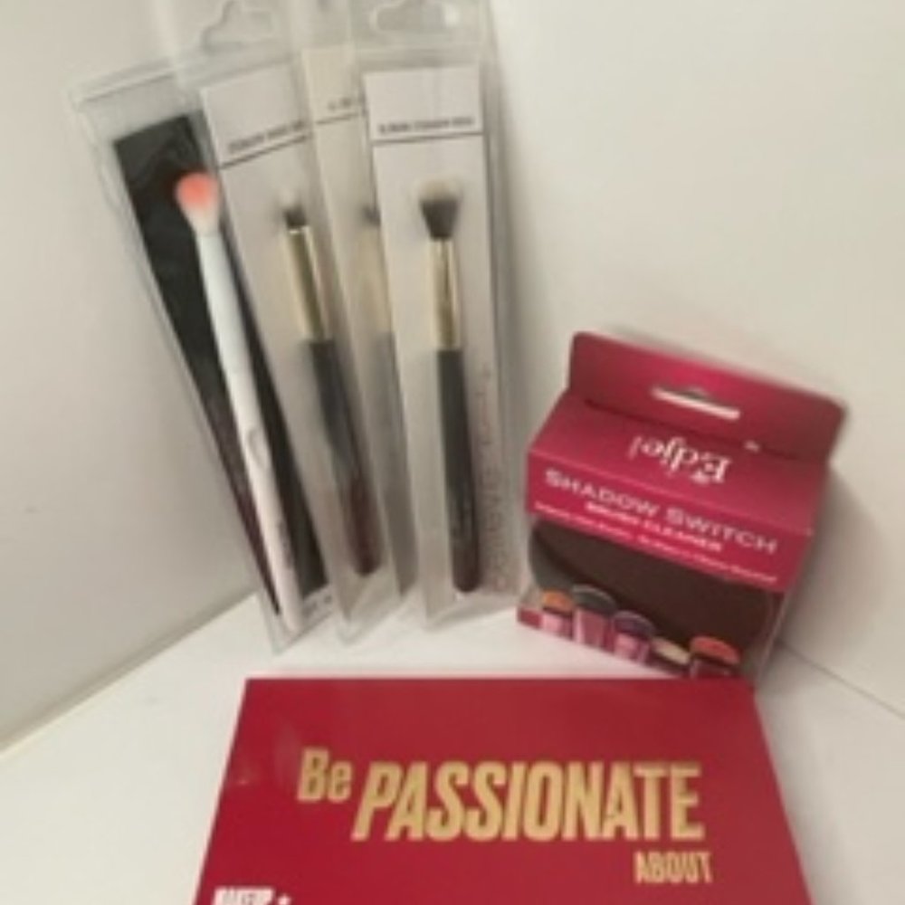 Be Passionate About Eyeshadow Palette with 4 Eye Brushes and Brush Cleaner